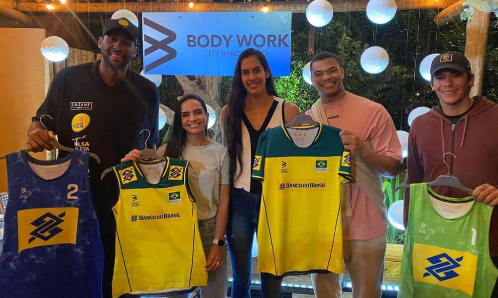 Mas - Atletas da CBV posam para foto com os novos uniformes