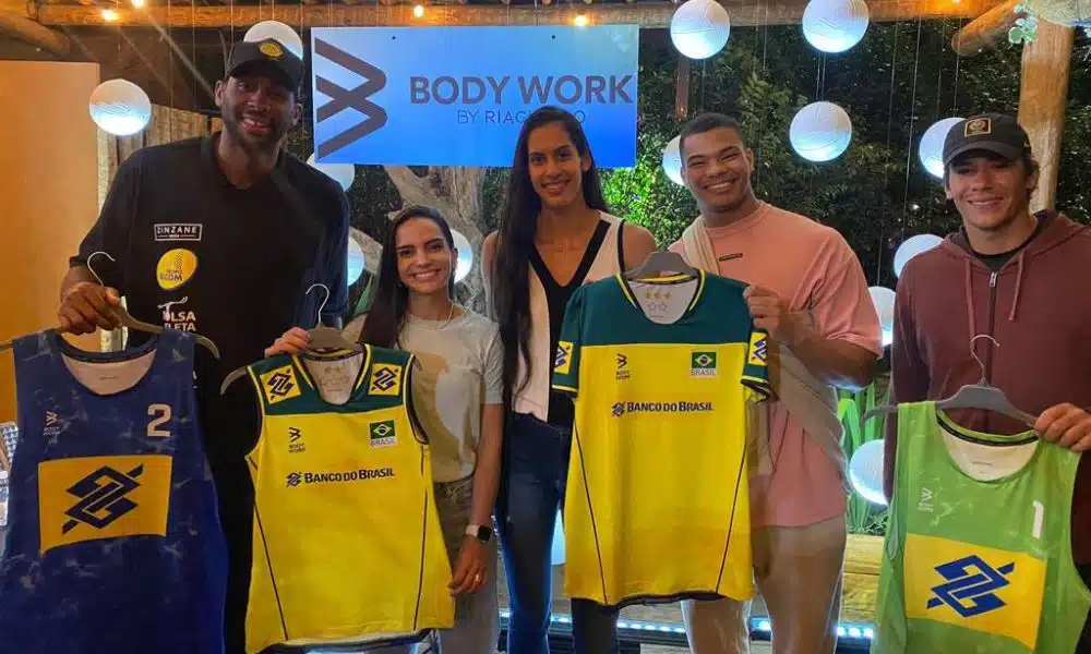 Mas - Atletas da CBV posam para foto com os novos uniformes