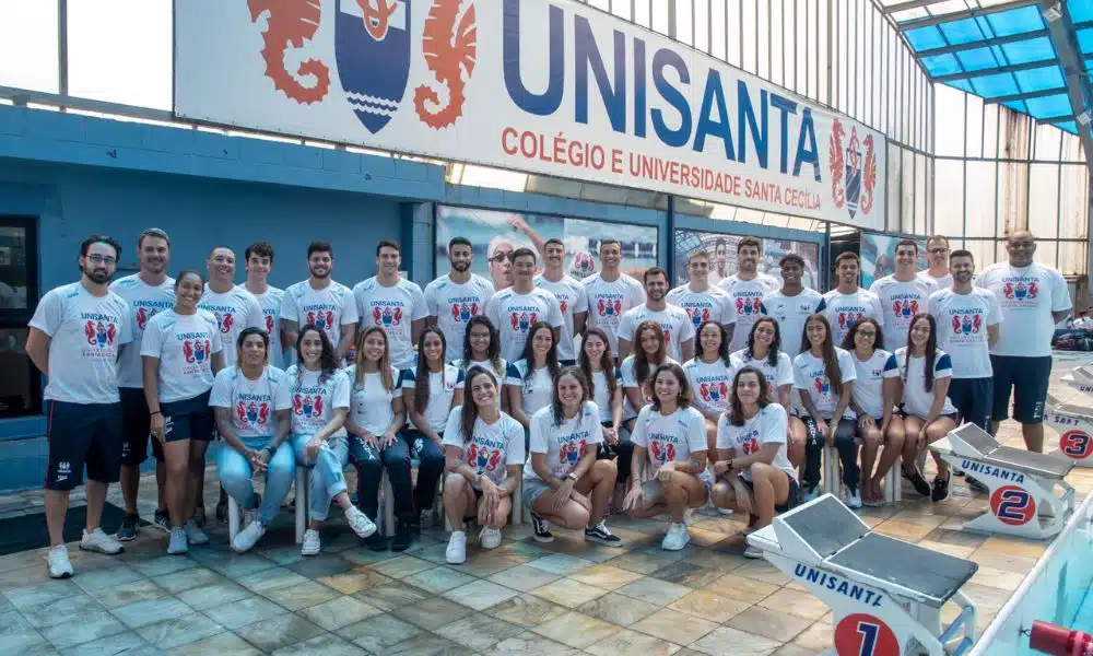 Unisanta mas. Equipe posa para foto com camisetas brancas então