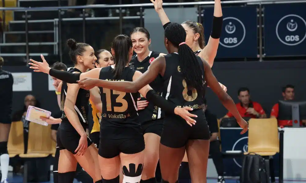 Jogadoras do Vakifbank então comemoram ponto contra o LKS Lodz na Champions League de vôlei feminino