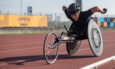 Alessandra Cabral enquanto compete na Maratona de Londres para cadeirantes junto com Vanessa Cristina
