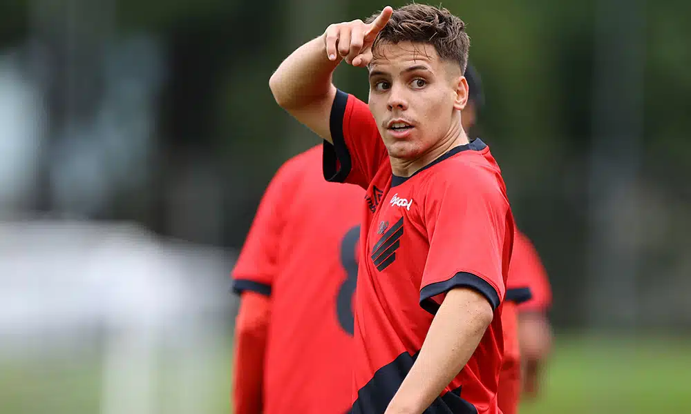 Na imagem, jogador do Athletico Paranaense comemorando gol.
