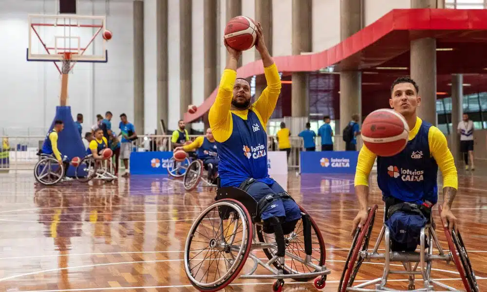 Seleção masculina do Brasil enquanto treina para o Mundial de basquete em cadeira de rodas