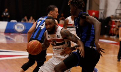 Bennett, do São Paulo, dribla marcador do Pinheiros durante jogo do NBB ao vivo