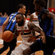 Bennett, do São Paulo, dribla marcador do Pinheiros durante jogo do NBB ao vivo