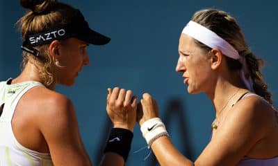 Na imagem, Bia Haddad e Victoria Azarenka comemorando ponto.