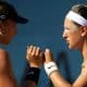 Na imagem, Bia Haddad e Victoria Azarenka comemorando ponto.