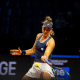 Bia Haddad Maia golpeia bola no WTA 1000 de Madrid