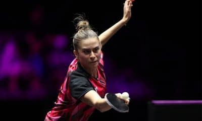 Bruna Takahashi enquanto joga no WTT Champions de Macau de tênis de mesa