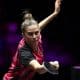 Bruna Takahashi enquanto joga no WTT Champions de Macau de tênis de mesa