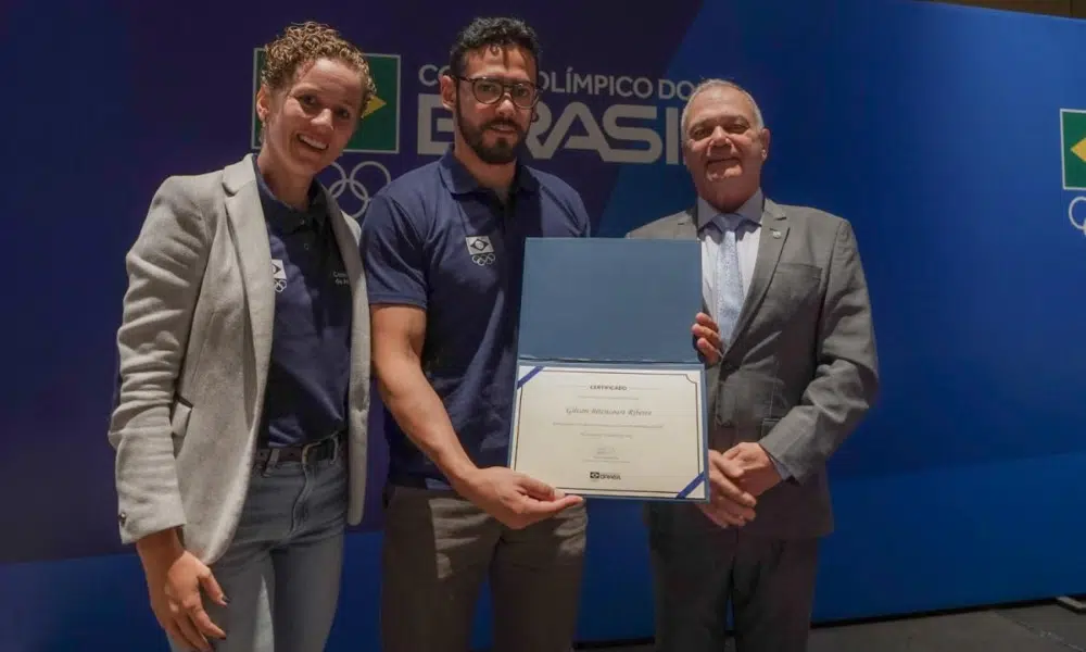 Gilvan Ribeiro Jade Barbosa enquanto recebe posse da Comissão de Atletas do COB cacob