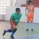 Maicon está se levantando do chão da quadra após comemorar seu gol. Ele grita enquanto apoia o corpo no joelho direito. Veste camiseta verde, calção vermelho e meiões azuis da Apace (Renan Cacioli/CBDV)