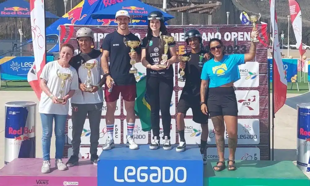 Eduarda Bordignon e Gustavo Bala Loka enquanto estão no pódio do Sul-Americano de Ciclismo BMX Freestyle