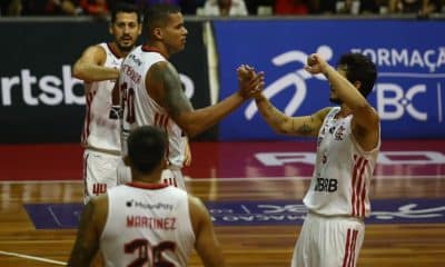 Jogadores do Flamengo comemoram vitória sobre Bauru no NBB. Minas e Paulistano também jogaram nesta quinta