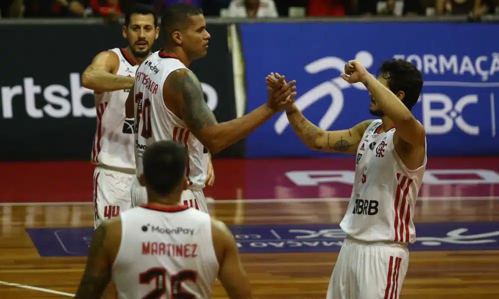 Jogadores do Flamengo comemoram vitória sobre Bauru no NBB. Minas e Paulistano também jogaram nesta quinta
