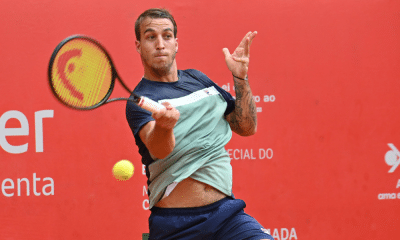 Felipe Meligeni enquanto rebate bola com a raquete na mão no Masters de Madrid contra Andrea Vavassori