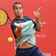 Felipe Meligeni enquanto rebate bola com a raquete na mão no Masters de Madrid contra Andrea Vavassori