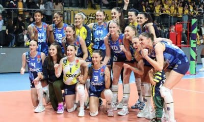 Fenerbahce Ana Cristina enquanto enfrenta o Vakifbank na Champions League de vôlei feminino