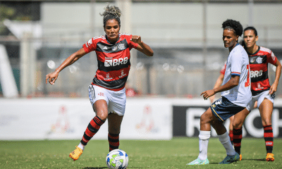 Duda, jogadora do Flamengo, conduz bola em jogo contra o Real Brasília pelo Brasileirão de futebol feminino ao vivo