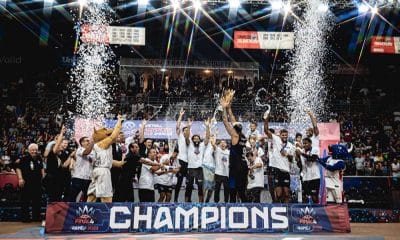 Jogadores do Sesi Franca erguem a taça e comemoram a conquista da Champions League Américas após vitória sobre o Flamengo na final