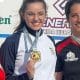 Geovana Meyer enquanto sorri no pódio da Copa Sul-Americana de tiro esportivo e Cibele Breide e Paula Yado