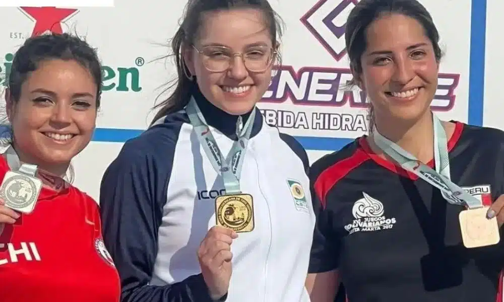 Geovana Meyer enquanto sorri no pódio da Copa Sul-Americana de tiro esportivo e Cibele Breide e Paula Yado