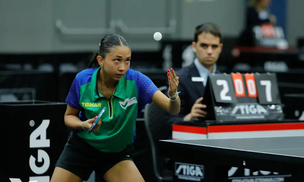 Giulia Takahashi enquanto joga no WTT Youth Contender de Spa