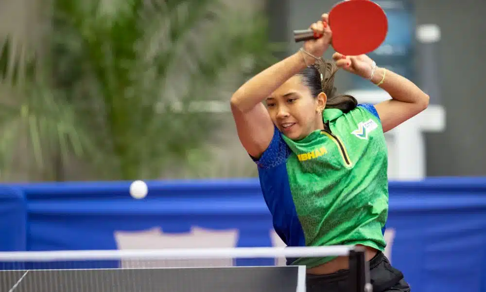 Giulia Takahashi enquanto joga no WTT Youth Contender de Metz