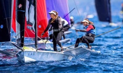 Martine Grael e Kahena Kunze enquanto disputam a Semana Olímpica de vela em Hyères