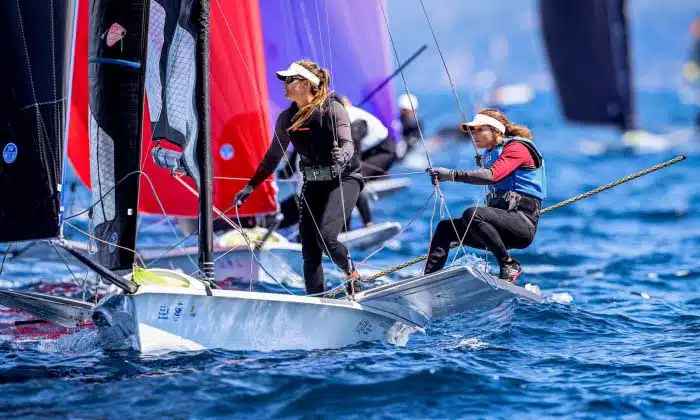 Martine Grael e Kahena Kunze enquanto disputam a Semana Olímpica de vela em Hyères