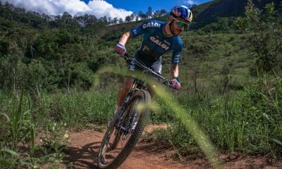 Henrique Avancini visa tricampeonato Pan-Americano de Mountain Bike MTB. Henrique Avancini, usando traje azul e preto, pilota bicicleta em estrada de terra