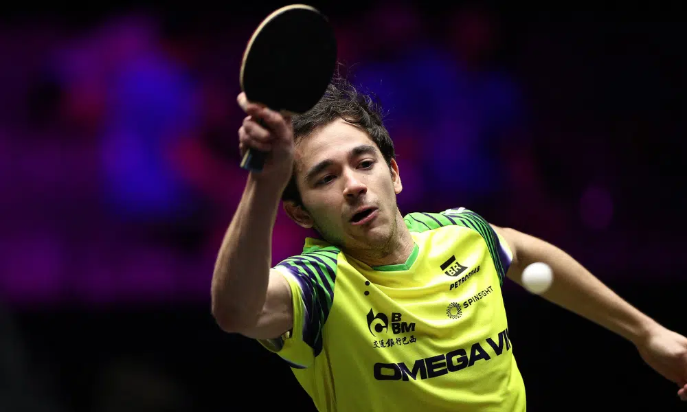 Hugo Calderano enquanto enfrenta Ma long no WTT Champions de Macau