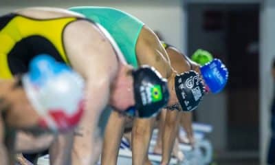 Nadadoras posicionadas na plataforma para largada / Open Internacional inicia disputa pelo Mundial de Manchester de natação paralímpica