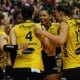 Jogadoras do Praia Clube se abraçam enquanto comemoram um ponto contra o Sesc Flamengo na semifinal da Superliga Feminina de vôlei / Sul-Americano de clubes Feminino de vôlei