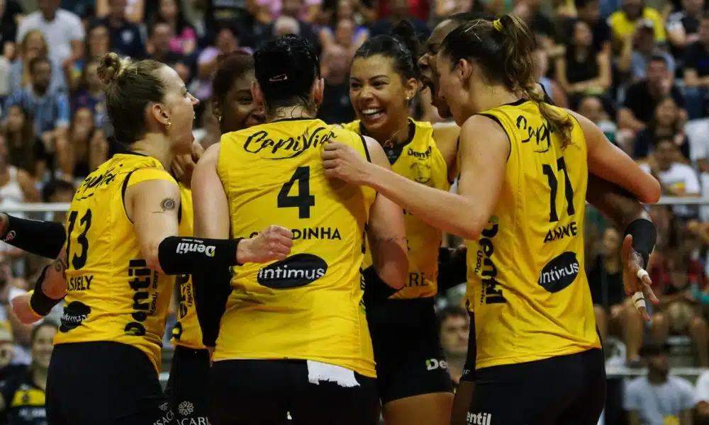 Jogadoras do Praia Clube se abraçam enquanto comemoram um ponto contra o Sesc Flamengo na semifinal da Superliga Feminina de vôlei / Sul-Americano de clubes Feminino de vôlei