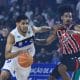 Jogador do Pinheiros conduz bola enquanto afasta aleta do São Paulo com o braço. NBB Jogo 2 (Ricardo Bufolin/ECP)