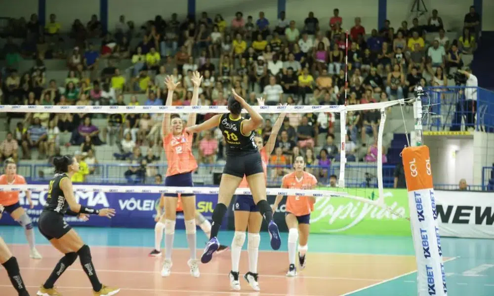 Praia Clube e Barueri enquanto se enfrentam na Superliga de vôlei feminino ao vivo