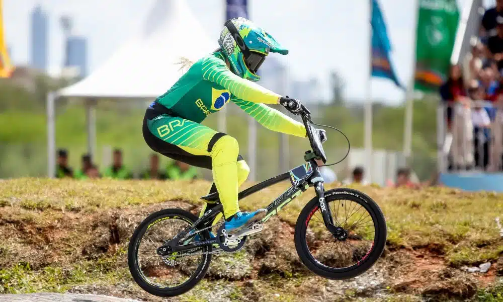 Priscilla Stevaux enquanto compete na Copa Europeia de Ciclismo BMX Rancing