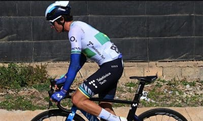 Na imagem, Vinicius Rangel pedalando em sua bicicleta, visto lateralmente.