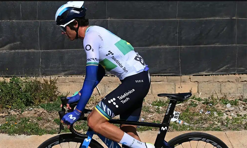 Na imagem, Vinicius Rangel pedalando em sua bicicleta, visto lateralmente.