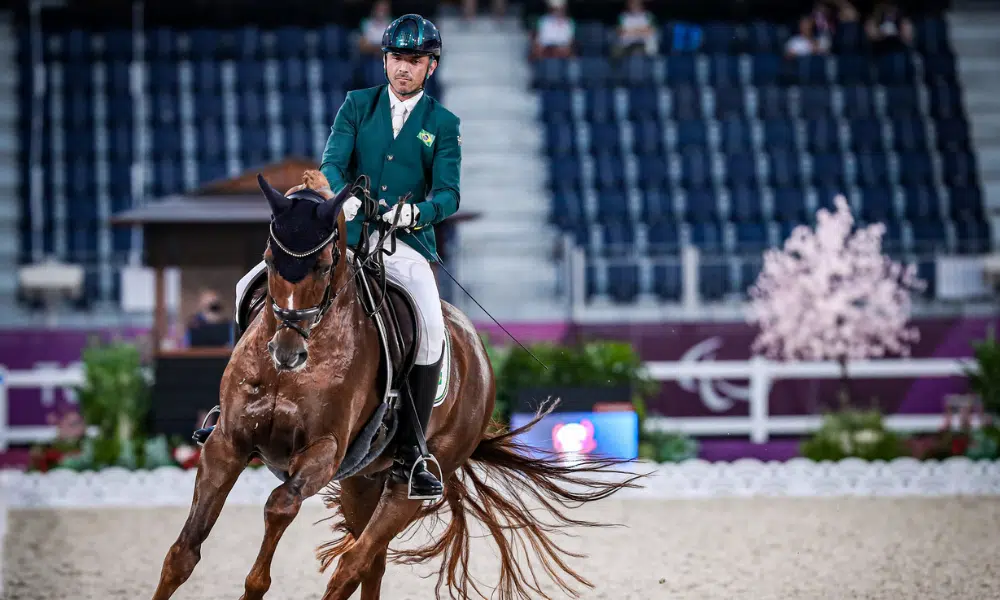 O cavaleiro Rodolpho Riskalla enquanto comete nos Jogos Paralímpicos Tóquio-2020; ele foi flagrado com ligandrol