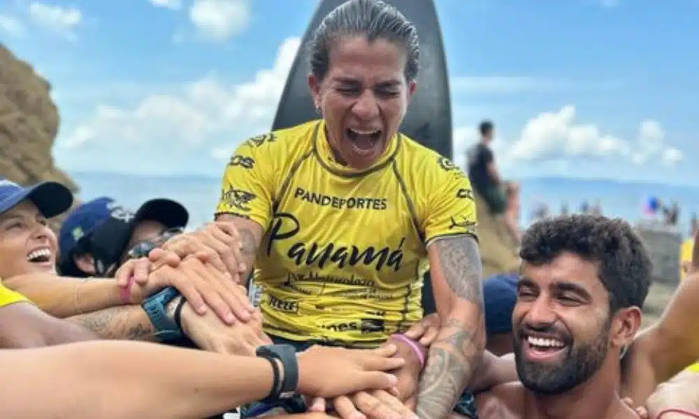 Silvana Lima enquanto comemora o ouro no Pan-Americano de surfe