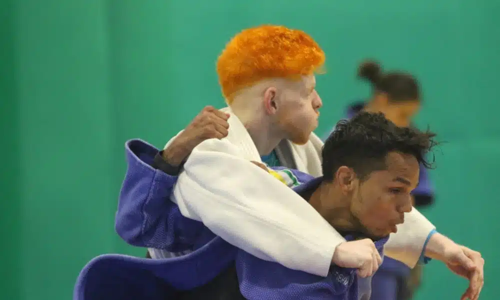 Elielton e Thiego praticam entradas de golpe durante treino; na foto, Elielton está girando o corpo enquanto segura Thiego pelo ombro do quimono com sua mão direita / Seleções de judô paralímpico são convocadas para treinamentos