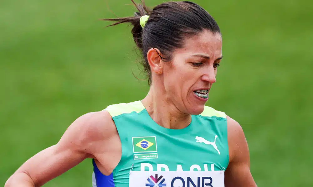 Na imagem, Simone Ferraz fazendo esforço durante a prova.