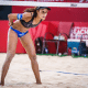 Talita enquanto se prepara para receber bola em jogo de vôlei de praia