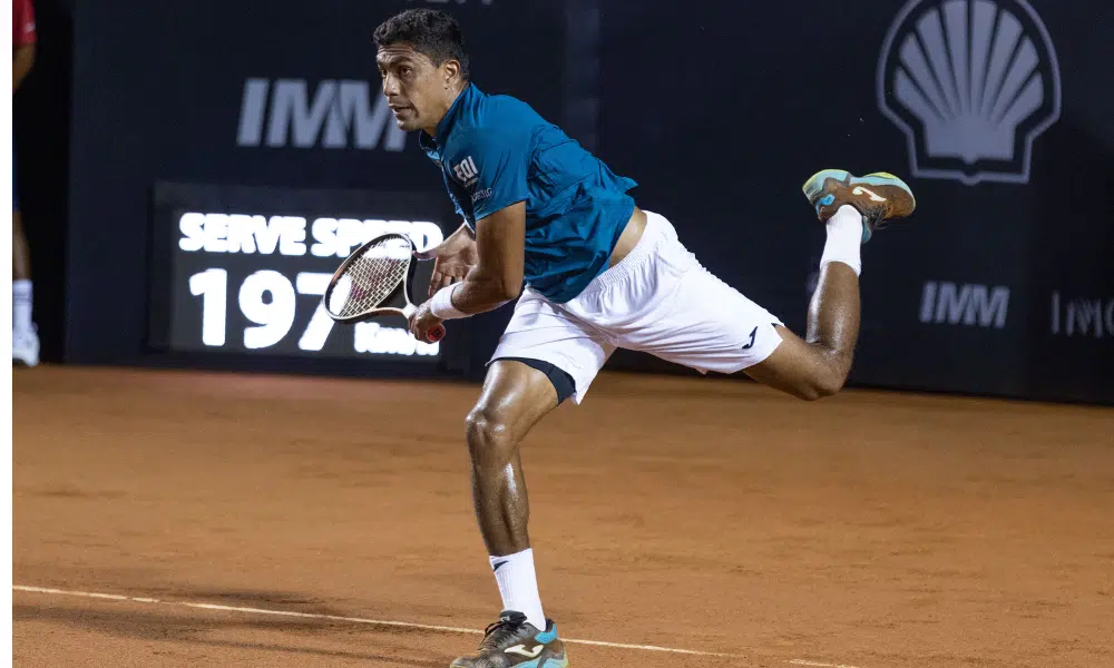 Thiago Monteiro sacando no Masters de Madrid