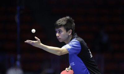 Vitor Ishiy enquanto se prepara para o saque no WTT Star Contender de Bangkok, evento de tênis de mesa WTT