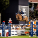 Yuri Mansur e Miss Blue Mystic Rose enquanto competem no Global Champions Tour de hipismo saltos