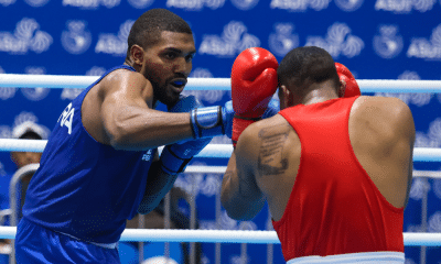 Abner Teixeira fotografado enquanto golpeia um adversário. Mundial masculino de boxe