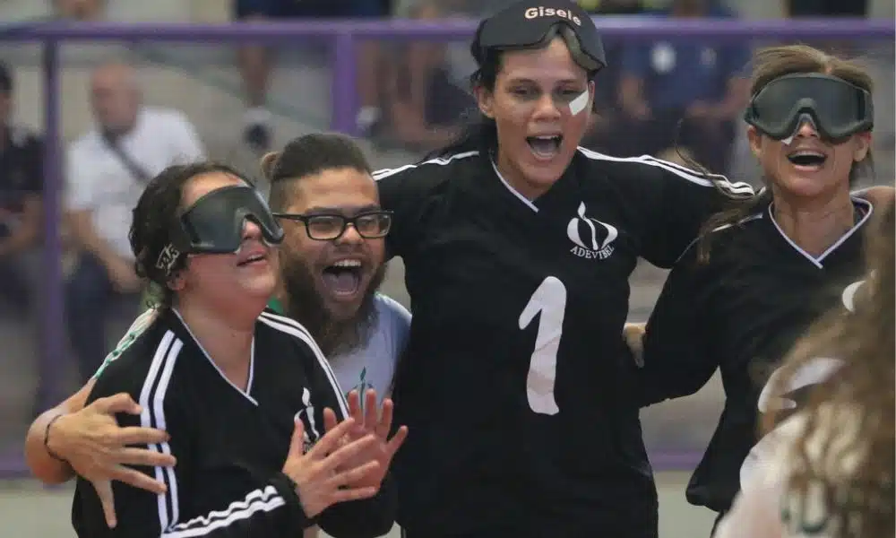 mas - Atletas da Adevibel comemoram o título com um dos treinadores da equipes - Regional Sudeste 1 de goalball